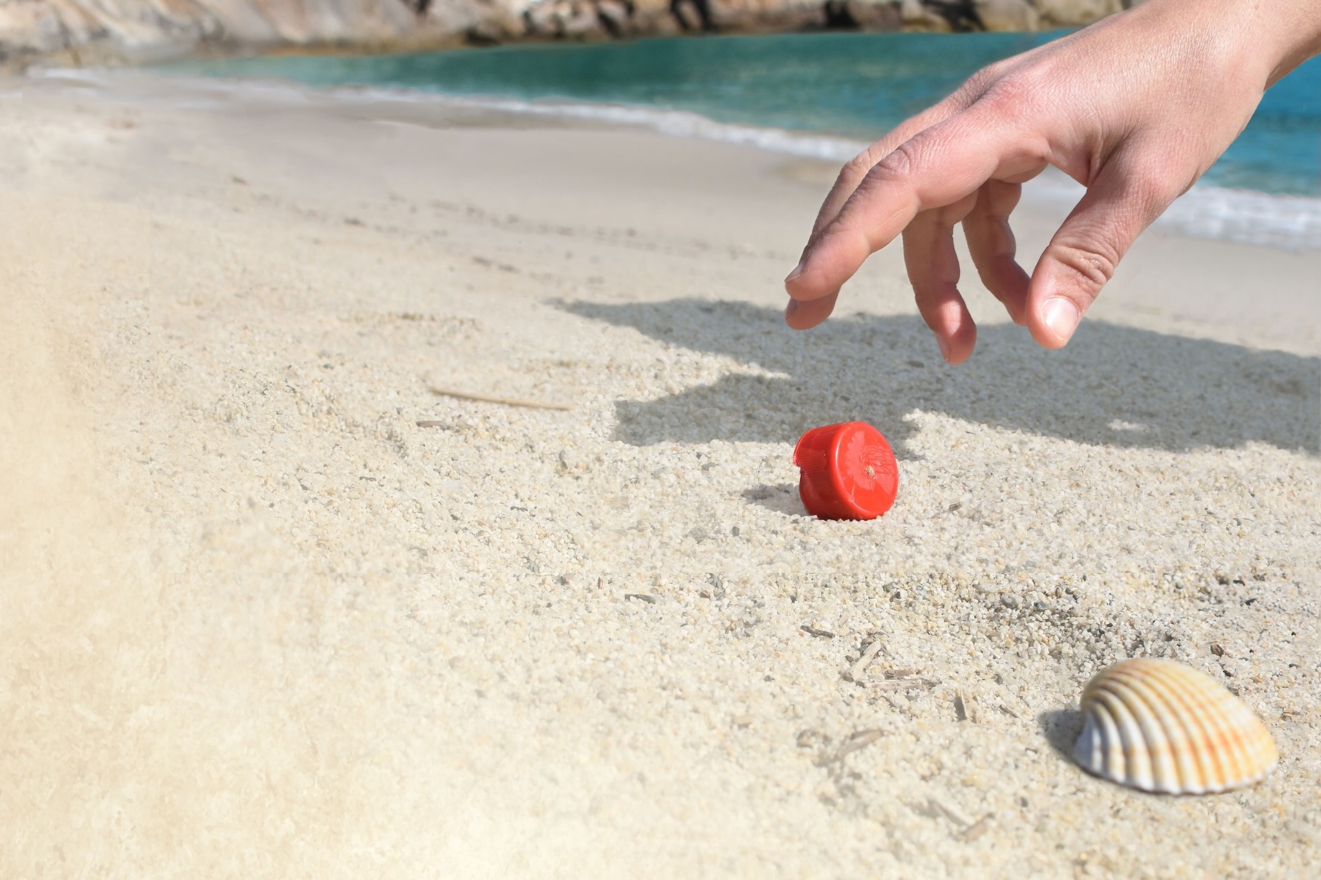 Raccolta di plastica sulla spiaggia dell’Elba
