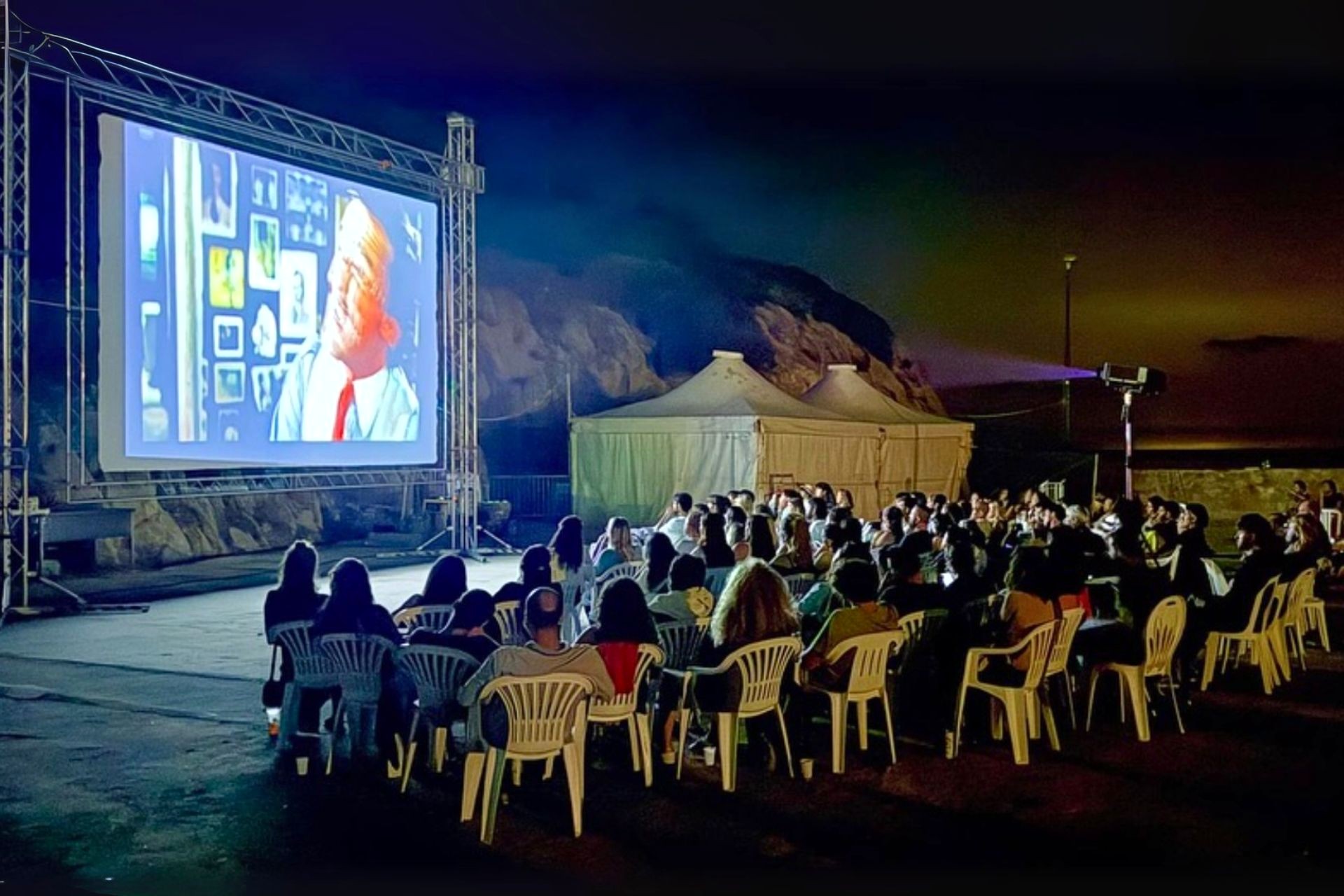 Cinema sotto le stelle sulla spiaggia dell'Enfola a Portoferraio, Isola d'Elba