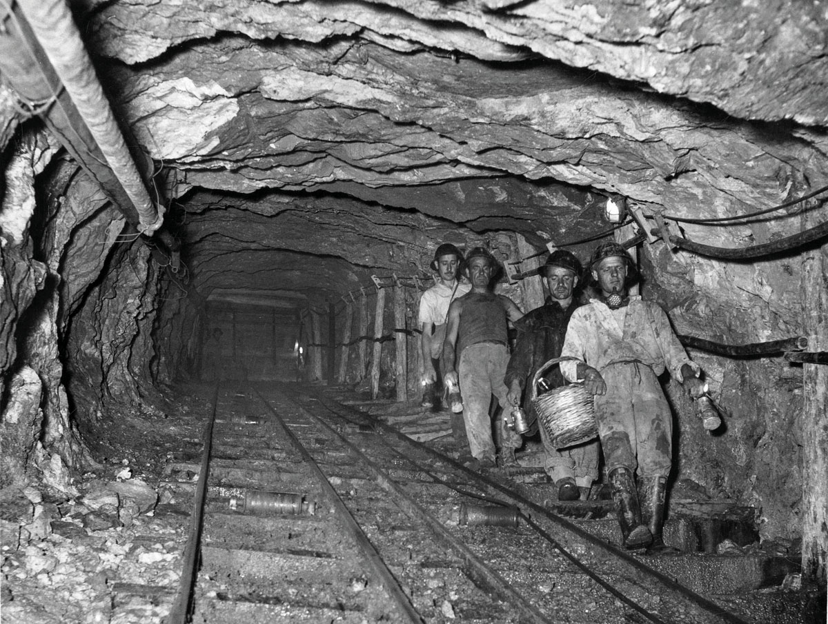 Minatori in entrata attraverso la discenderia. Miniera Franco.