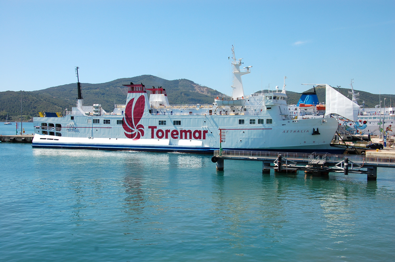 Traghetto Stelio Montomoli (ex Aethalia) ormeggiato al porto di Portoferraio
