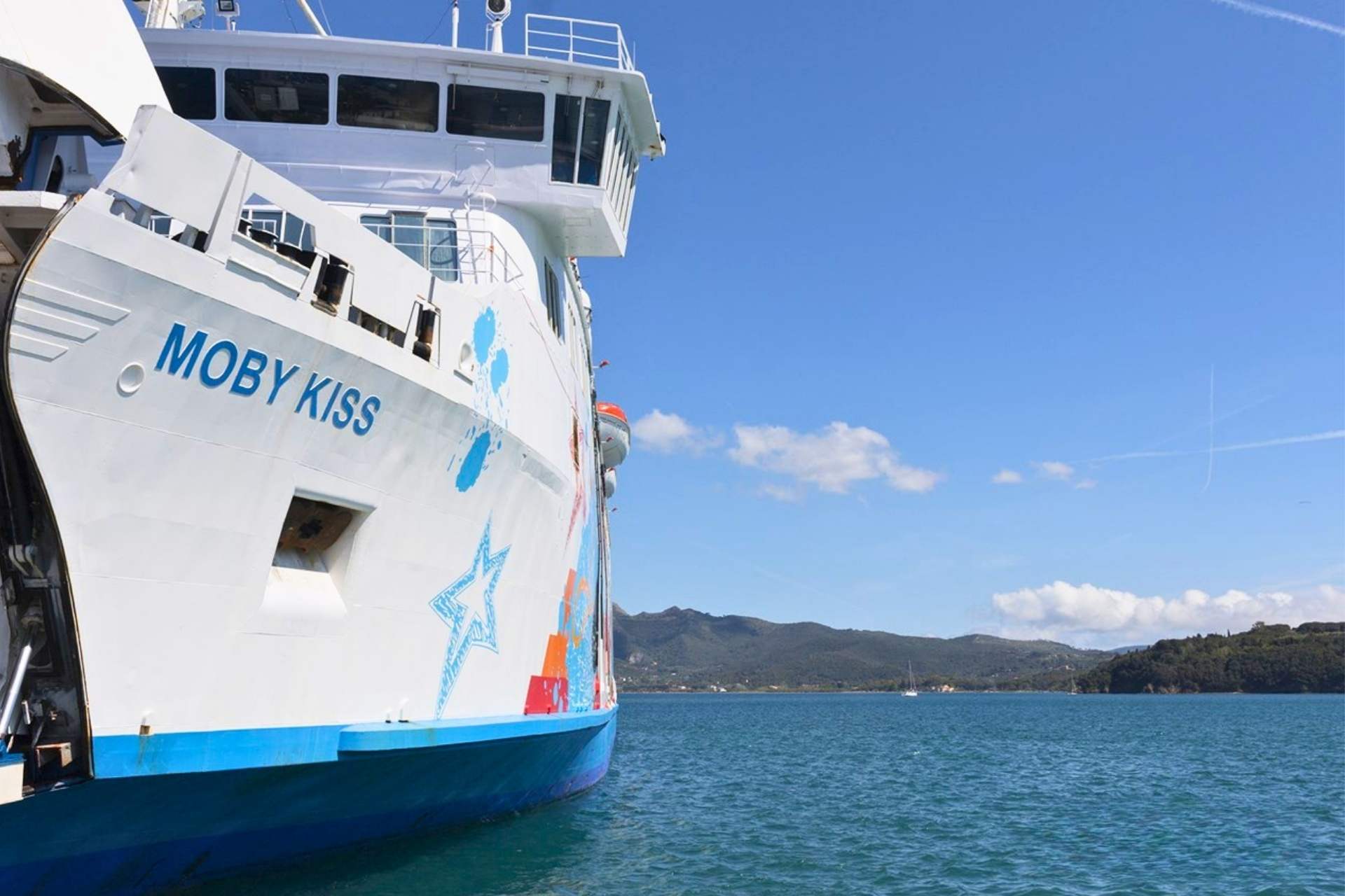 Traghetto Moby Kiss visto di lato nel porto dell’Isola d’Elba